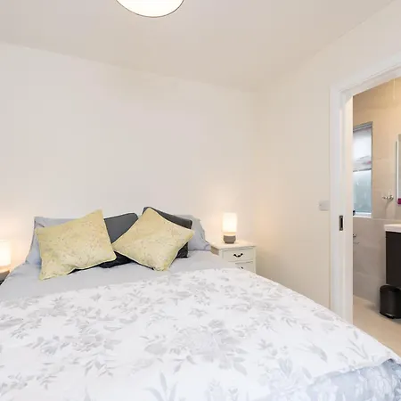Foxglove House 3*