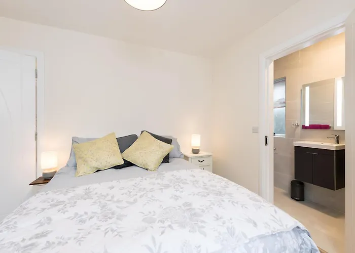 Foxglove House 3*